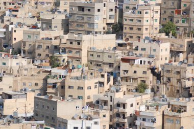 AMMAN JORDAN - 08 27 2009: Amman Ürdün 'ün başkenti ve en büyük şehridir. Ülkenin siyasi kültürel ve ticari merkezidir ve dünyada sürekli olarak en eski yerleşim merkezlerinden biridir.