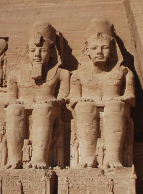 ABU SIMBEL - 11: 25 2008: Abu Simbel tapınakları Ebu Simbel 'de Nubia, Güney Mısır' da iki büyük kaya tapınağıdır. Kompleks UNESCO Dünya Mirası Alanı 'nın bir parçasıdır.