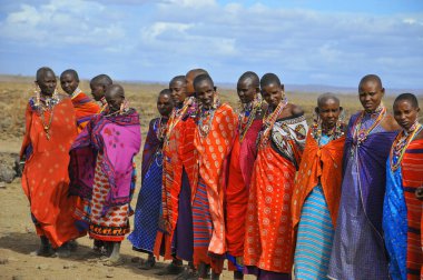 AMBOSELI, KENYA - 13 OCT: Masai kabilesinden tanımlanamayan Afrikalı grup Kenya 'nın Masai Mara kentinde 13 Ekim 2011 tarihinde yapılan geleneksel atlama dansını göstermeye hazırlanıyor. Onlar göçebe ve küçük köylerde yaşıyorlar..