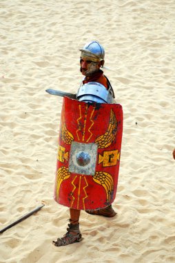 25 Kasım 2009 'da Ürdünlü asker, Ürdün' ün başkenti Jerash 'ta bir Roma ordusunun canlandırma gösterisi sırasında Romalı asker gibi giyinmişti.