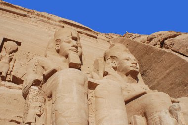 ABU SIMBEL - 11: 25 2008: Abu Simbel tapınakları Ebu Simbel 'de Nubia, Güney Mısır' da iki büyük kaya tapınağıdır. Kompleks UNESCO Dünya Mirası Alanı 'nın bir parçasıdır.