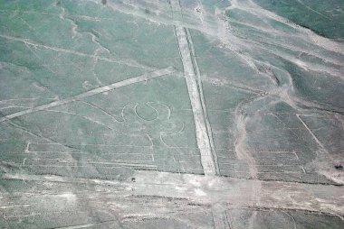 Nazca Çizgileri, Güney Peru 'daki Nazca Çölü' nde bulunan antik geoglifler serisidir. 1994 yılında UNESCO Dünya Mirasları Listesi olarak belirlendi. Yüksek, kurak plato 80 kilometreden fazla (50 metre) uzanıyor.) 