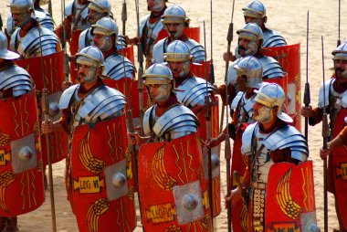 25 Kasım 2009 'da Ürdünlü erkekler, Ürdün' ün başkenti Jerash 'ta bir Roma ordusunun yeniden canlandırma gösterisi sırasında Romalı asker gibi giyindiler.