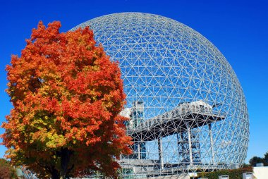 MONTREAL, CANADA - OCT. 03 2014: Biyosfer, Montreal 'de sonbaharda çevreye adanmış bir müzedir. Parc Jean-Drapeau 'da, ABD' nin eski pavyonunda yer almaktadır.