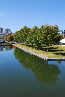 MONTREAL, QUEBEC, CANADA - 10 2010: Arka planda eski Montreal ile Parc Jean Drapeau 'dan sonbahar manzarası  