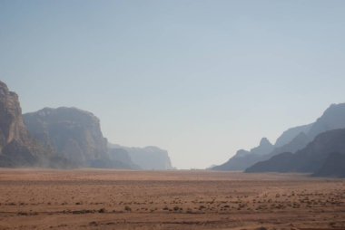 Antik Petra kasabası yakınlarındaki Ürdün çölünde panoramik manzara
