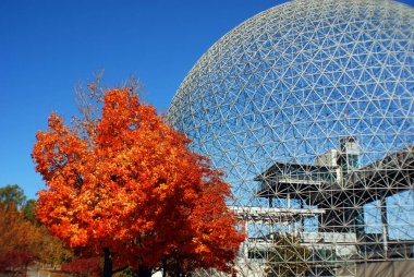 MONTREAL, CANADA - OCT. 03 2014: Biyosfer, Montreal 'de sonbaharda çevreye adanmış bir müzedir. Parc Jean-Drapeau 'da, ABD' nin eski pavyonunda yer almaktadır.