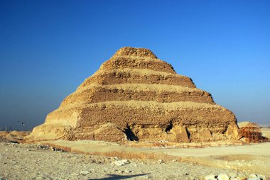 Mısır 'ın Saqqara kentindeki antik basamak piramidi Mısır devriminden bu yana Mısır' ı ziyaret eden turist sayısı üçte birden fazla azaldı.