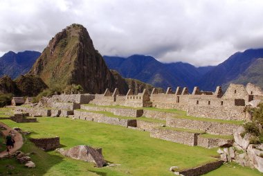 Machu Picchu ya da Machu Pikchu Quechua machu yaşlı, yaşlı, pikchu piramidi; dağ ya da geniş tabanlı ve keskin tepelerle biten bir çıkıntı