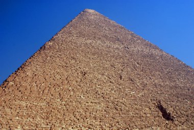 CAIRO EGYPT - 122 10: Büyük Giza Piramidi ya da Khufu Piramidi olarak da bilinen Giza Piramidi, Giza piramidinin en eski ve en büyük piramididir.