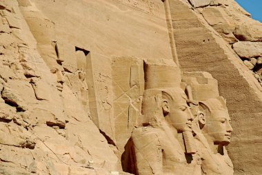 ABU SIMBEL - 11: 25 2008: Abu Simbel tapınakları Ebu Simbel 'de Nubia, Güney Mısır' da iki büyük kaya tapınağıdır. Kompleks UNESCO Dünya Mirası Alanı 'nın bir parçasıdır.