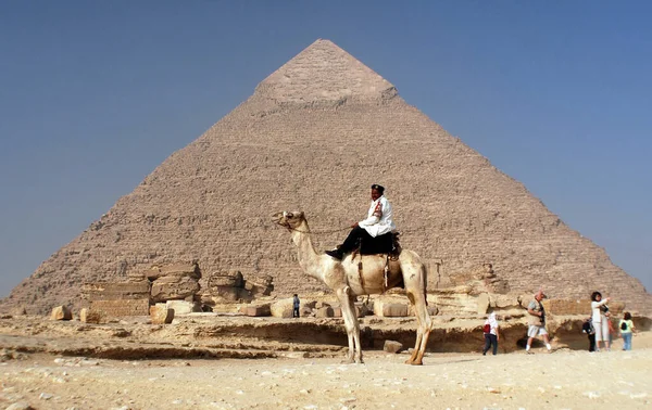 Giza Egypt Uniformerad Turistpolis Patrullerar Den Stora Pyramiden Giza Eller — Stockfoto