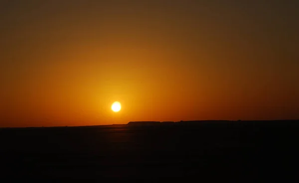 Denizin Üzerinde Turuncu Gün Batımı — Stok fotoğraf