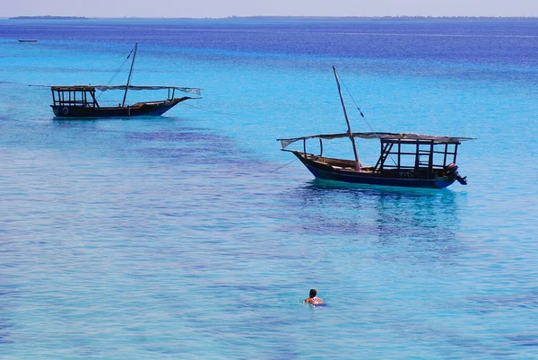 Ξύλινο Αλιευτικό Σκάφος Μια Παραλία Του Νησιού Zanzibar Τουριστικά Σκάφη — Φωτογραφία Αρχείου
