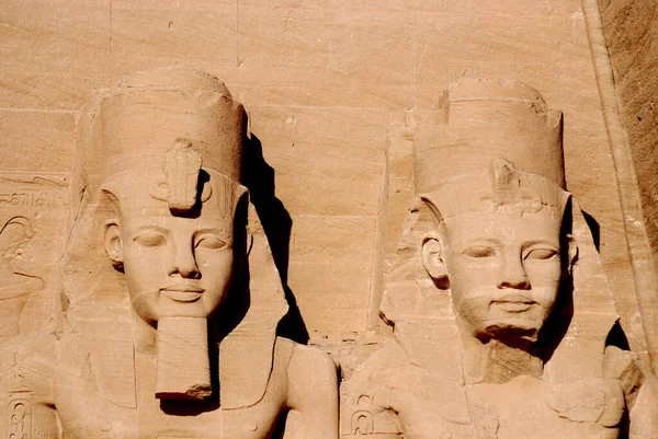 阿布辛贝尔神庙 Abu Simbel Temples 是指两座巨大的岩石神庙 位于埃及南部的纳赛尔湖西岸 位于阿斯旺西南约230公里处 该建筑群是教科文组织世界遗产的一部分 — 图库照片