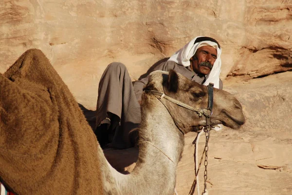 Petra Jordan Nov Непізнана Людина Чекає Туристів Які Їдуть Верблюдах — стокове фото