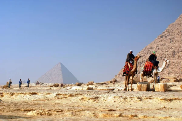カイロエジプト ギザの大ピラミッドの前の観光客やフフのピラミッドやチョップのピラミッドはギザのピラミッドの3つのピラミッドの中で最も古く 最大のものです — ストック写真