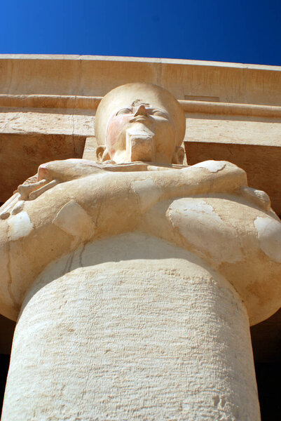 Статуя Древнего Египта на фоне неба 