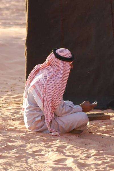 Hombre Musulmán Una Ropa Tradicional Desierto — Foto de Stock