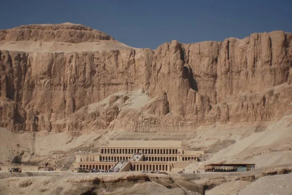 Templo Mortuorio Reina Hatshepsut Encuentra Debajo Los Acantilados Deir Bahari — Foto de Stock