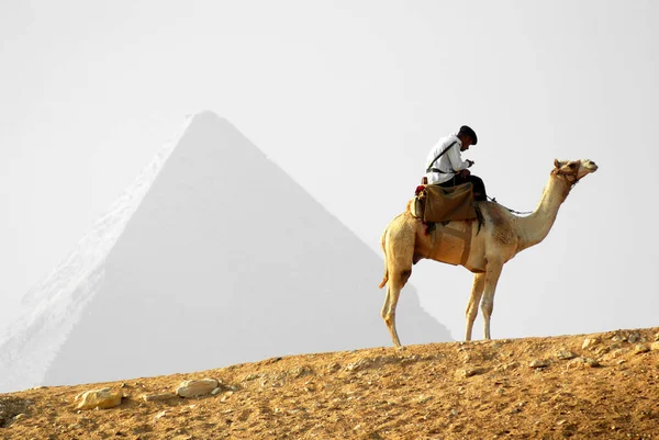 Giza Egypt Uniformerad Turistpolis Patrullerar Den Stora Pyramiden Giza Eller — Stockfoto