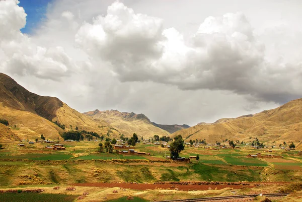 秘鲁南部高原上的安第斯山脉景观 — 图库照片
