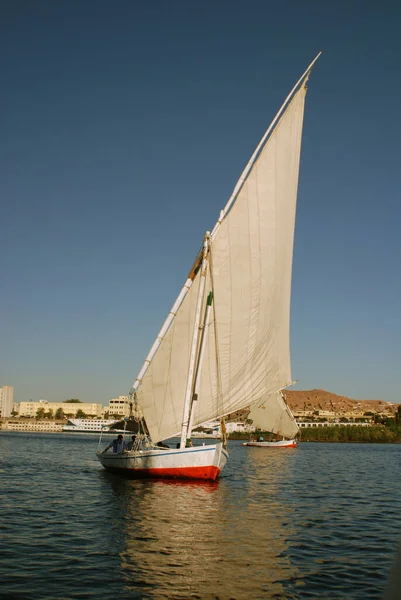 Aswan Egitto Nov Felucca Naviga Sul Fiume Nilo Nei Pressi — Foto Stock