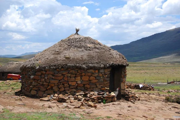 Lesotho 'da geleneksel konut tarzı rondavel olarak adlandırılır. Rondavel' in duvarları genellikle taşlardan yapılır. Çatı, ahşap tellere iple dikilmiş ahşaptan yapılmıştır.