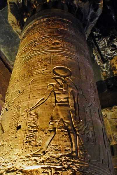 Ιερογλυφικά Σκαλίσματα Στους Τοίχους Ενός Αιγυπτιακού Αρχαίου Ναού Πρώτα Ιερογλυφικά — Φωτογραφία Αρχείου