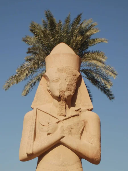 Statua Del Dio Egizio Sfondo Cielo — Foto Stock