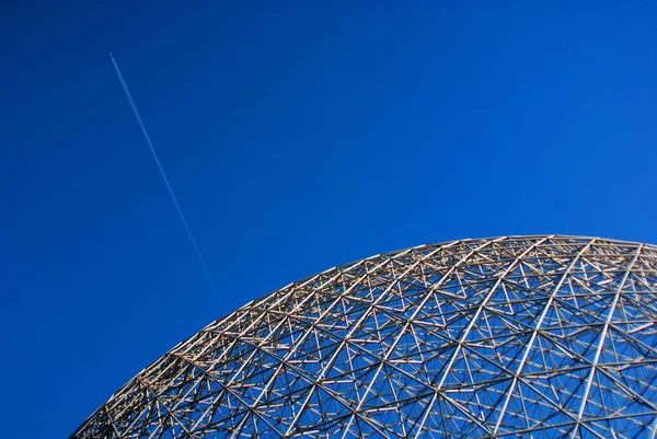 MONTREAL, CANADA - OCT. 03 2014: Biyosfer, Montreal 'de sonbaharda çevreye adanmış bir müzedir. Parc Jean-Drapeau 'da, ABD' nin eski pavyonunda yer almaktadır.