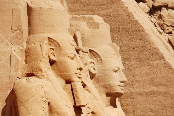 Los Templos Abu Simbel Son Dos Templos Rocosos Masivos Cerca —  Fotos de Stock