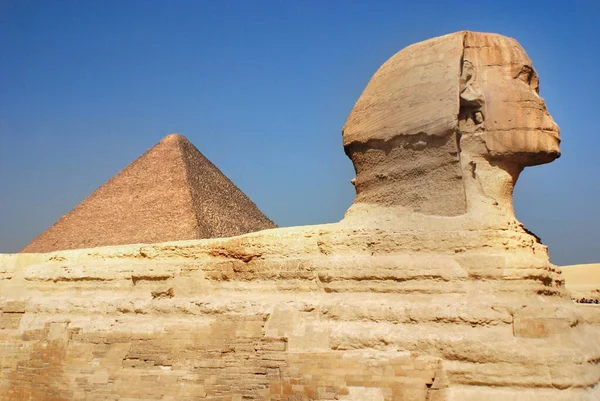 Cairo Egypt 大狮身人面像吉萨雕像的狮身人面像 传说中的狮身人面像 吉萨大金字塔或胡夫金字塔或奶酪金字塔的头像 — 图库照片