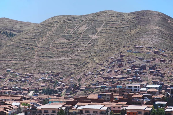 2010年11月25日 秘鲁国徽在山区一侧签署 — 图库照片