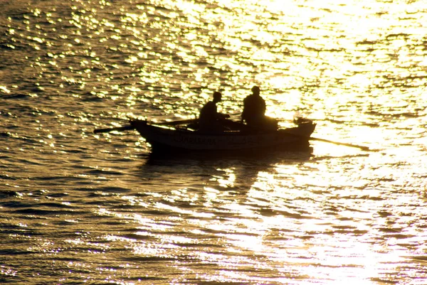 黄昏时分尼罗河上传统埃及贝都因人渔民划船的轮廓 — 图库照片