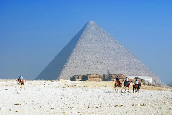 吉萨大金字塔 Great Pyramid Giza 也被称为胡夫金字塔 Pyramid Khufu 或齐布金字塔 Pyramid Cheops — 图库照片