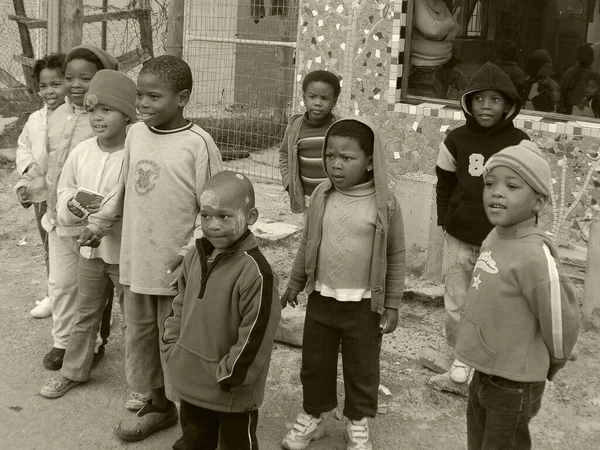 Khayelitsha Cape Town May 2007年5月22日 一群身份不明的幼儿在南非开普敦Khayelitsha镇的一条街上玩耍 — 图库照片