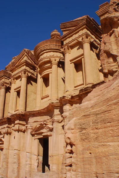 Addeir或El Deir Monastery 是一座巨大的建筑 用岩石雕刻而成 位于约旦古老的佩特拉市 是纳巴蒂古典风格的一个例子 — 图库照片