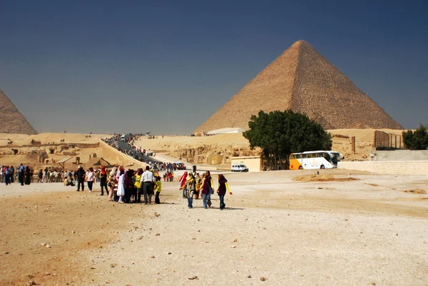 CAIRO EGYPT - 122 10: Giza Büyük Piramidi veya Khufu Piramidi önündeki turistler Giza piramidinin en eski ve en büyük piramididir.