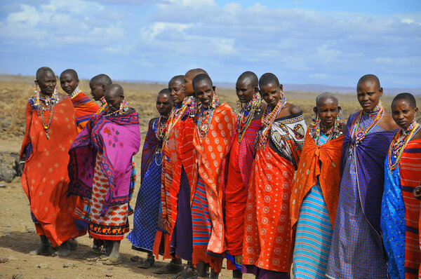 АМБОСЕЛИ, КЕНЯ - 13 октября 2011 года группа неопознанных африканцев из племени масаи готовится показать традиционный танец джампа в Масаи Мара, Кения. Они кочевые и живут в маленьких деревнях..