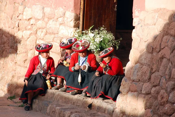 CUSCO PERU 'nun yanında - 15 Kasım 2010 tarihinde Cusco Peru' da geleneksel giysiler giyen ve kenarda dinlenen Quechua kadınları. Ulusal kırsal yoksulluk oranı yüzde 50 'nin üzerinde.