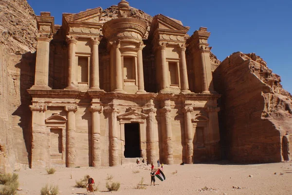 Addeir或El Deir Monastery 是一座巨大的建筑 用岩石雕刻而成 位于约旦古老的佩特拉市 是纳巴蒂古典风格的一个例子 — 图库照片