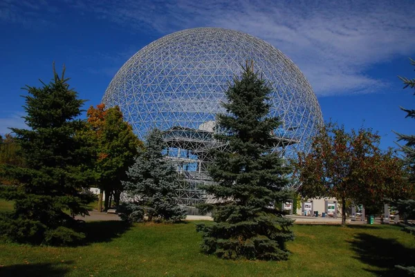 Montreal, Kanada - 25 Ağustos - Biyosfer Montreal 'de çevreye adanmış bir müzedir. Parc Jean-Drapeau 'da, Birleşik Devletler' in eski pavyonunda, 08: 25 Montreal, Kanada