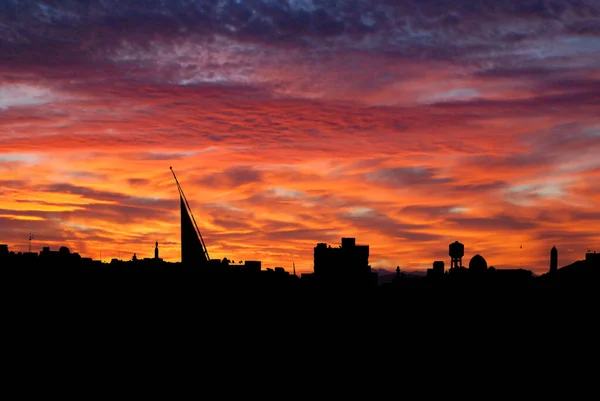 色彩艳丽的日落笼罩着城市 — 图库照片