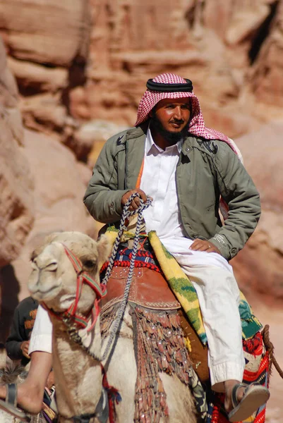 Petra Jordan Nov 2009年11月25日 约旦佩特拉 身份不明的男子在等待游客乘坐骆驼 车费是20Jd 公元前6世纪左右 佩特拉是纳巴塔王国令人印象深刻的首都 — 图库照片