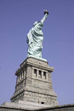 NEW YORK USA - 27 Ekim 2013 'te New York, New York' ta Özgürlük Heykeli. Özgürlük Anıtı, 1886 'da Fransa halkından Birleşik Devletler' e bir hediyeydi..