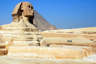 CAIRO EGYPT - 122 10: Büyük Giza Sfenksi yaslanmış bir sfenksin büyük sfenksi, bir aslan gövdesi ve bir insan kafası ve Giza Büyük Piramidi veya Khufu Piramidi veya Khufu veya Cheops Piramidi olan efsanevi bir yaratık