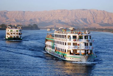 ASWAN EGYPT - 25 NOV 2008: Aswan, Mısır yakınlarındaki Nil nehrinde turist botu. Turizm Mısır 'ın en önemli sektörlerinden biridir. 2008 yılında Mısır 'ı 12,8 milyondan fazla turist ziyaret etti