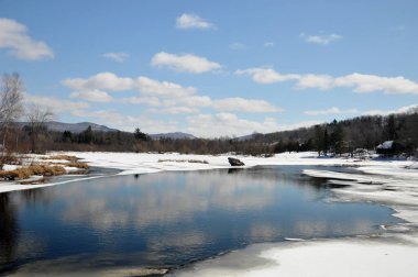 Erken bahar manzarası, Doğu kasabası, Bromont, Quebec, Kanada 