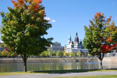 MONTREAL, QUEBEC, CANADA - 10 2010: Arka planda eski Montreal ile Parc Jean Drapeau 'dan sonbahar manzarası 
